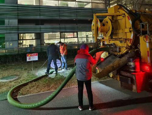 洛阳汽车疏通吸污管道服务现场