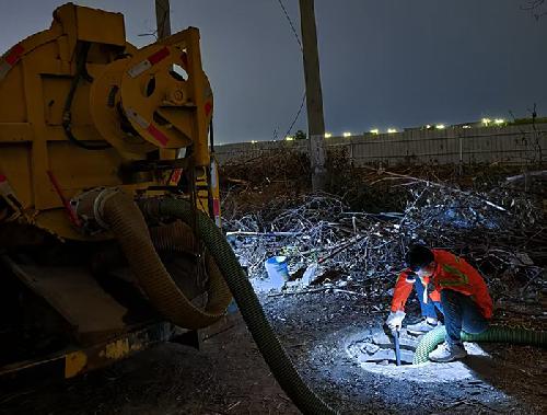 晚上汽车吸污工作