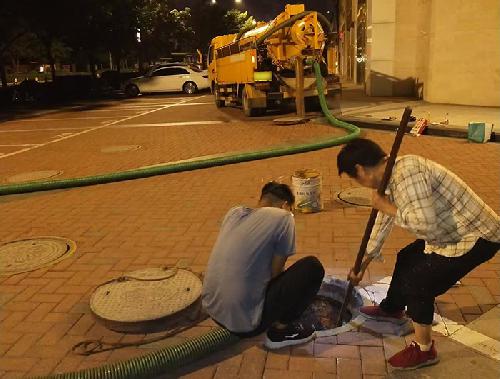 夜间路边汽车吸污工作