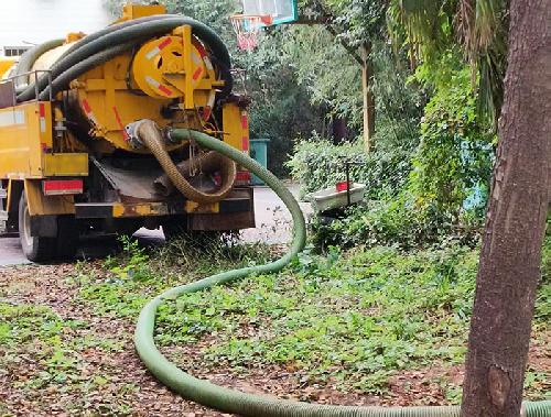 街道绿化带汽车吸污